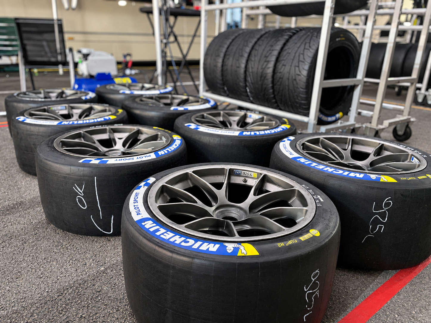 Juegos de ruedas Michelin preparados en el paddock durante la noche.