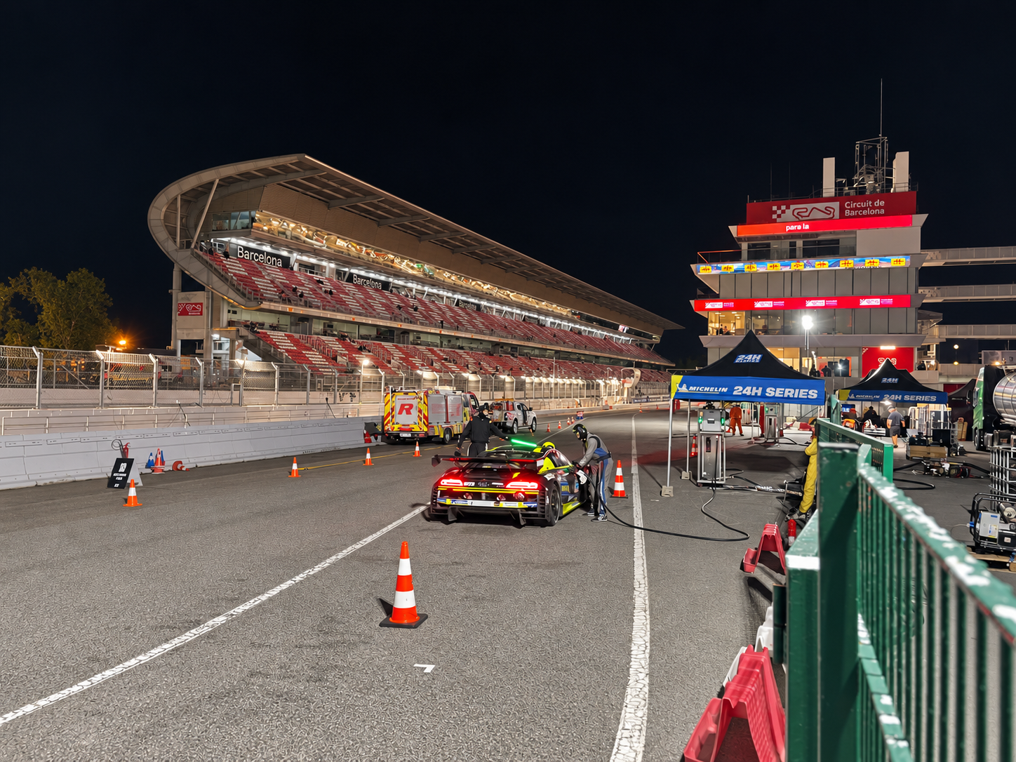 Zona de repostaje iluminada durante la noche en el Circuit de Barcelona-Catalunya.