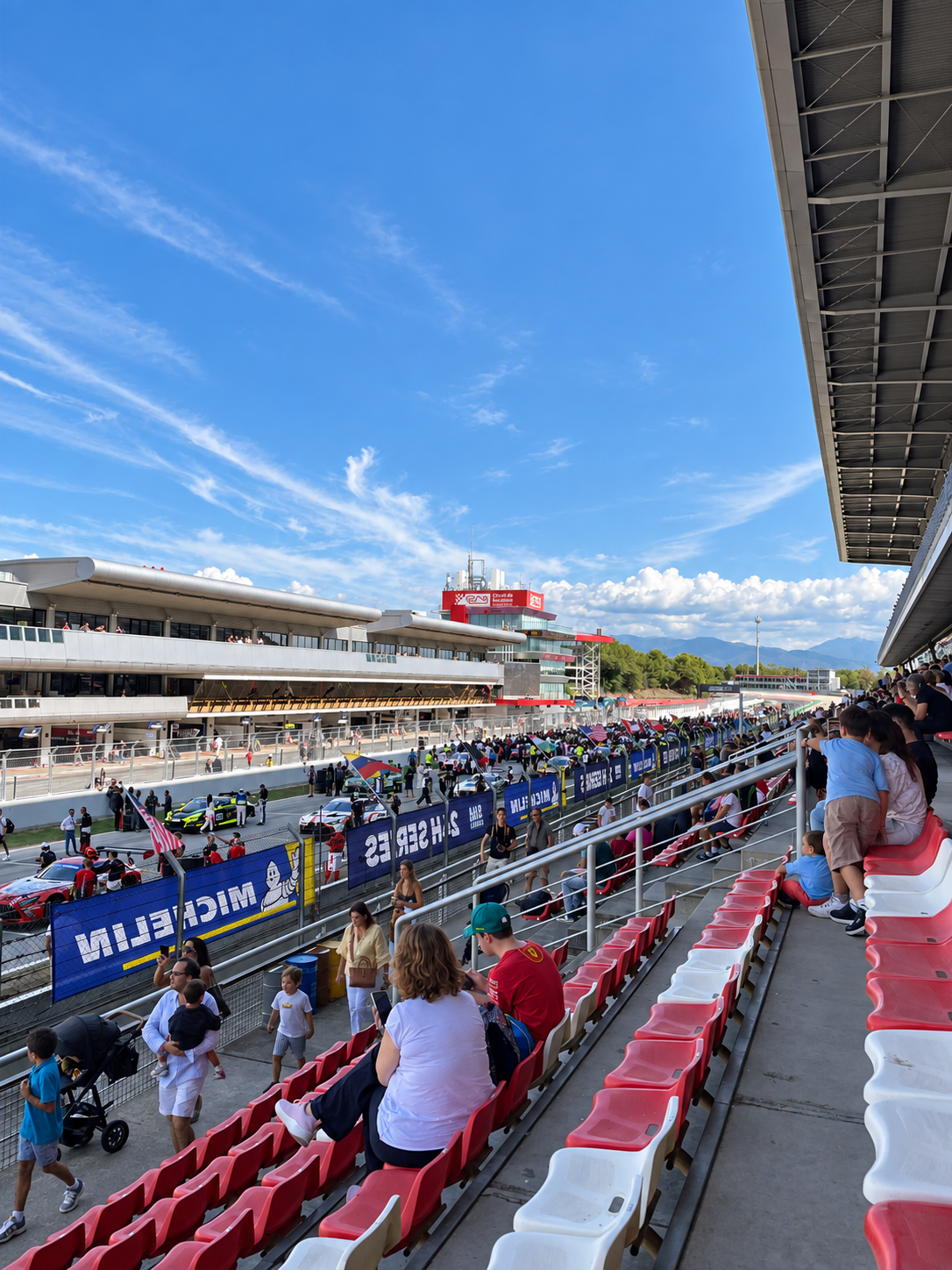 Grada y recta principal del Circuit de Barcelona-Catalunya con público antes de la carrera.
