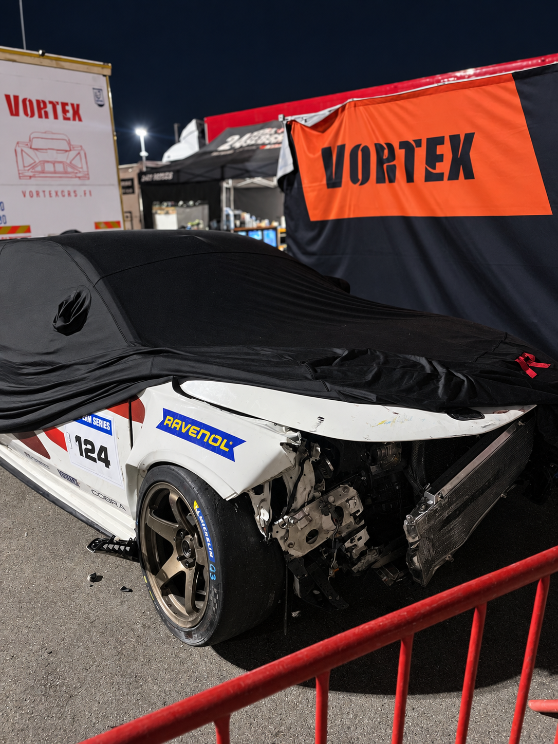Honda Civic Type R número 124 parcialmente cubierto y con daños en la parte delantera.