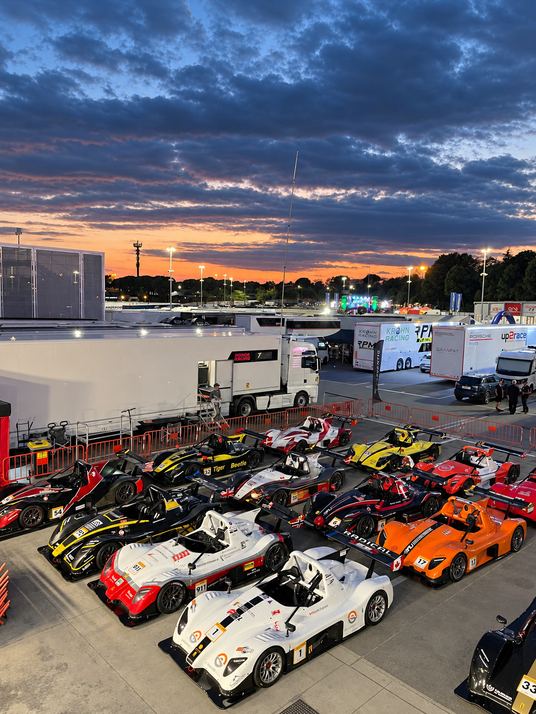 Prototipos de Radical Cup Europe reunidos en el paddock al caer la tarde en Montmeló.